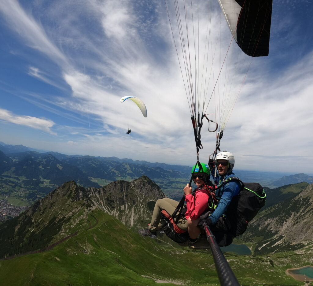 Paragliding Kosten Gleitschirm Tandem Pilot uns Passagier am Himmel