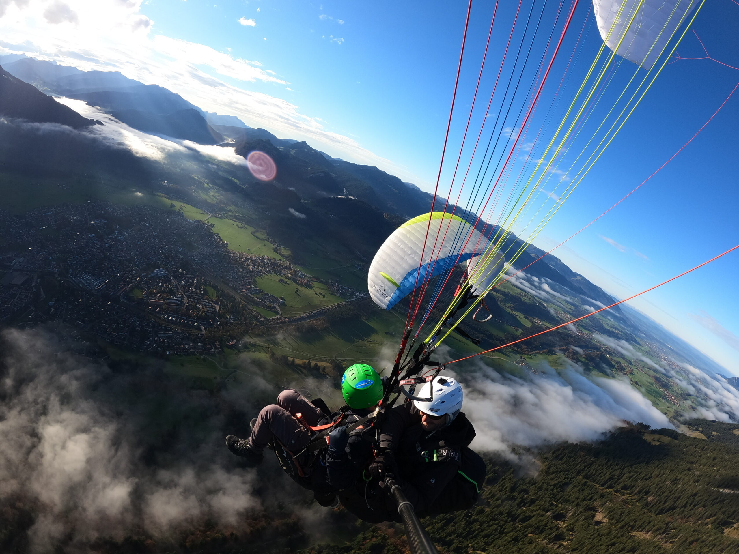 Gleitschirm Tandemflug Abend Wolken Sonne