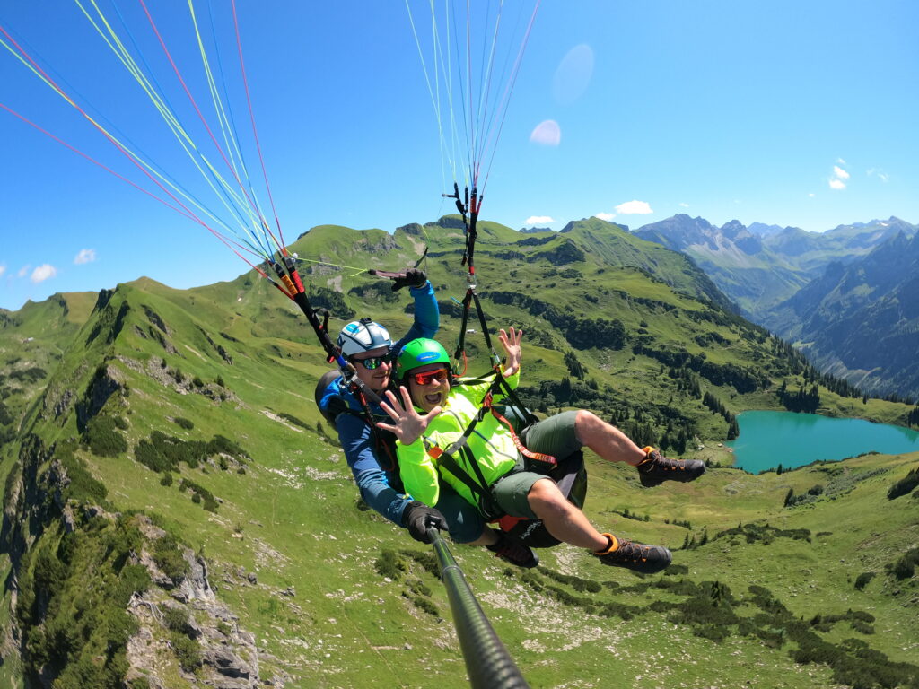 Gleitschirm Tandemfliegen im Allgaeu Tandemflug Freude pur Seealpsee Oberstdorf Nebelhorn