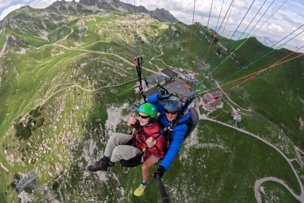 Nebelhorn Bergstation Höfatsblick aus der Luft beim Glleitschirm Tandemflug