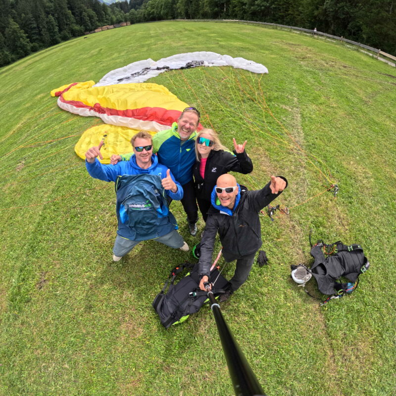 Landung Paragliding Tandemflug Oberstdorf Oybele mit glücklichen Passagieren