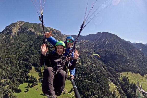 Freude pur beim Gleitschirmfliegen Oberstdorf